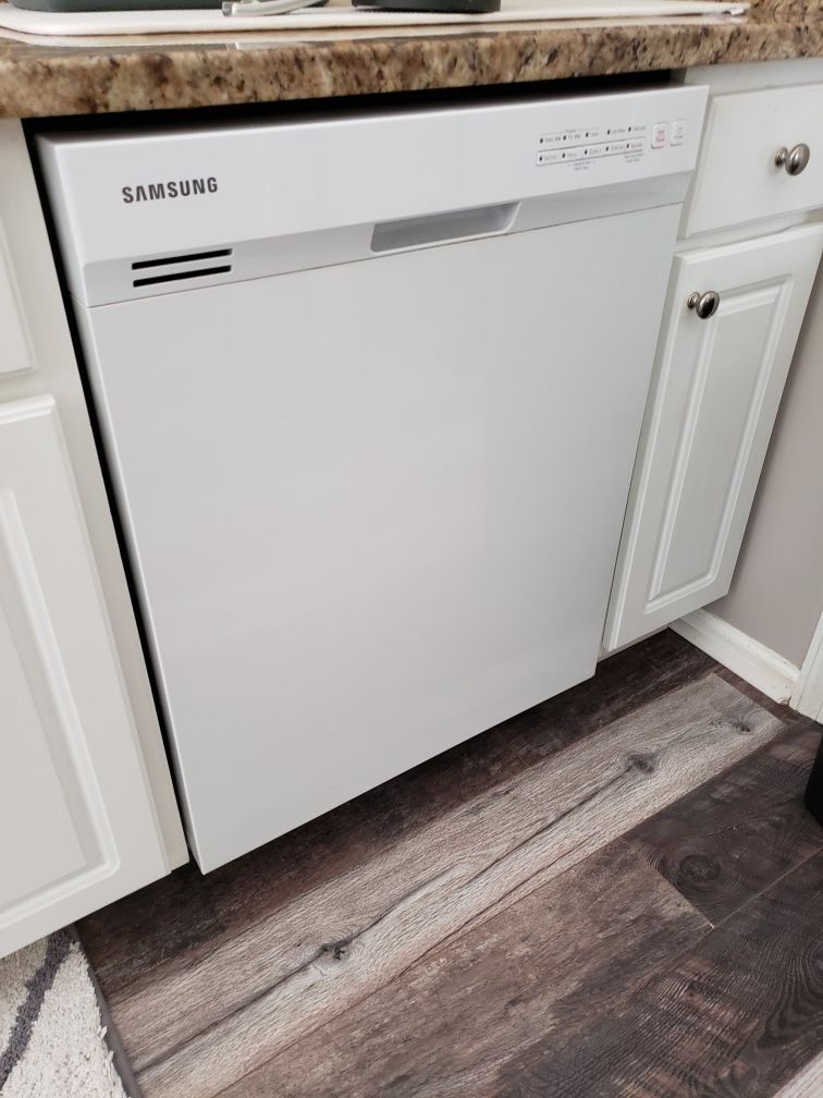 24 in. Front Control Dishwasher in White with Plastic Tub and Stainless Steel Interior Door and 3rd Rack, 51 dBA (421)