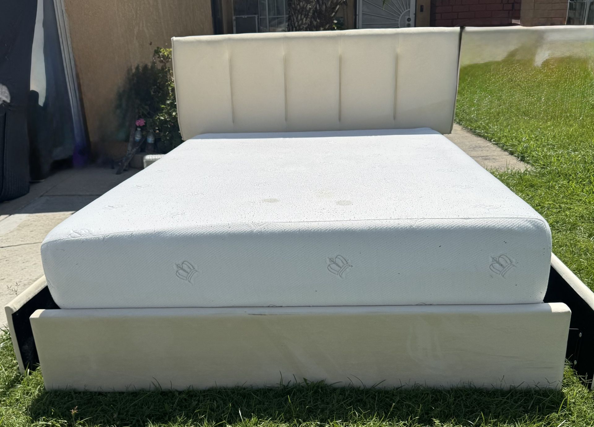 Beutiful Full Size Bed With Good Mattress