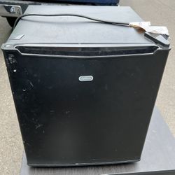 Sunbeam mini fridge 