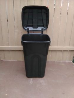 32 Gallon Trash Can Container BRAND NEW!