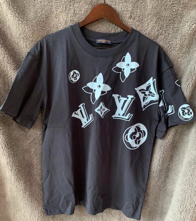 LV louis vuitton t shirt size M for Sale in Mcallen, TX - OfferUp