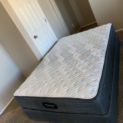 FULL SIZE BEAUTYREST MATTRESS AND FREE BOX SPRING