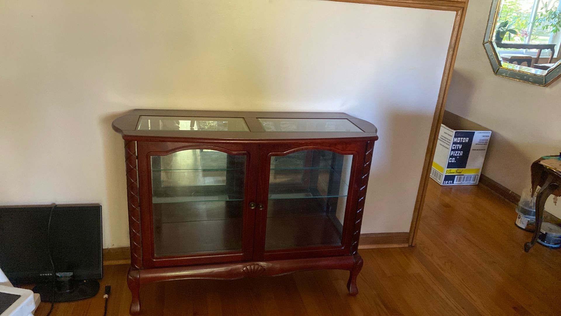 Very beautiful wood gabinet with glass.Len