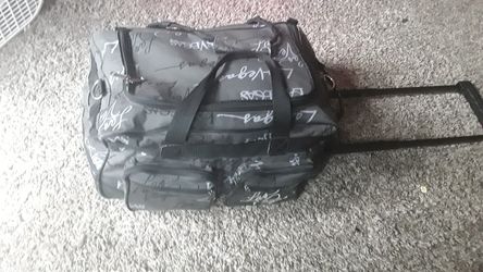 Duffle bag with wheels