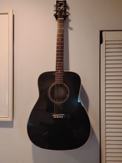 Yamaha Black Acoustic Guitar