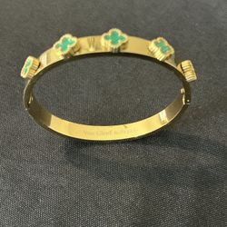 Van cleef and Arpeh Clover Bracelet thick metal but loose fit (gold and green)