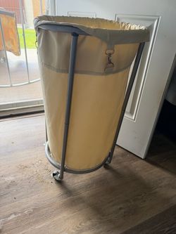 Laundry hamper