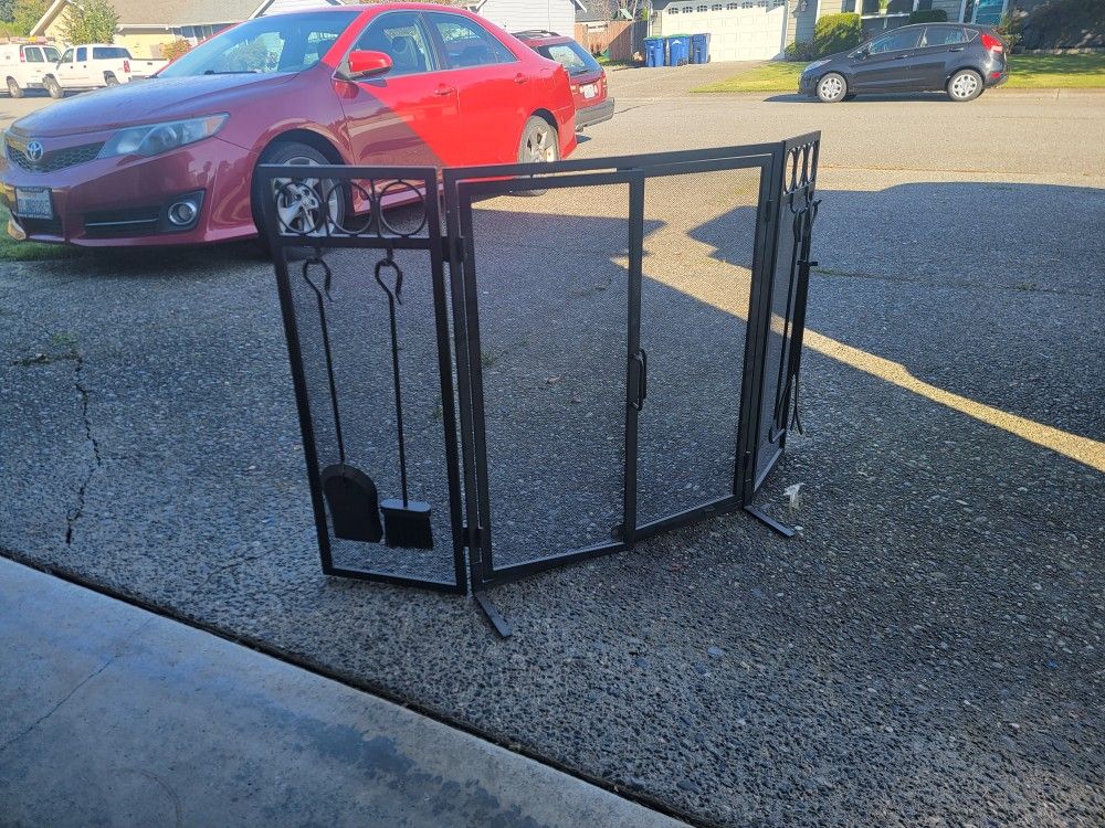 Puerta Para Chimenea Con Sus Utencilios.