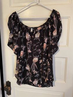black floral flutter sleeve top - L NWOT