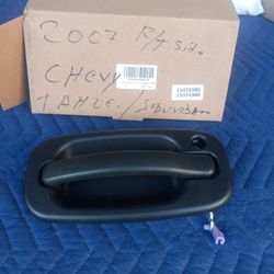 Chevy Tahoe Or Suburban Right Front Door Handle With Key Hole As New Only 1 Available 