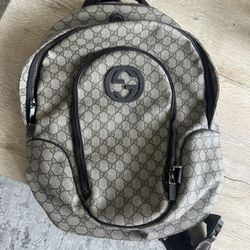 Authentic Gucci Interlocking G GG Supreme Backpack – Style 223705 (Verified)