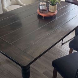 SOLID WOOD DINING ROOM TABLE WITH EXTENSIONS TO FIT 10 People 