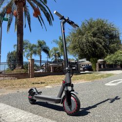 Electric scooter with shocks