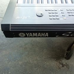 Yamaha S08 Music Synthesizer 