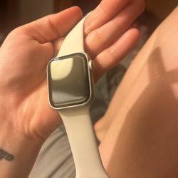 Apple Watch SE 2nd gen  (color Is Starlight)