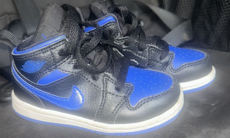 NIKE AIR JORDAN 1 MID (MAKE REASONABLE OFFER)