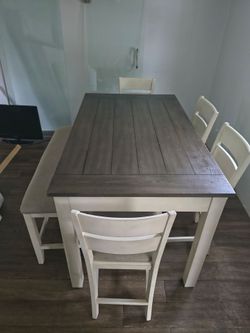 Dining table in good condition 300 free delivery ucf area
