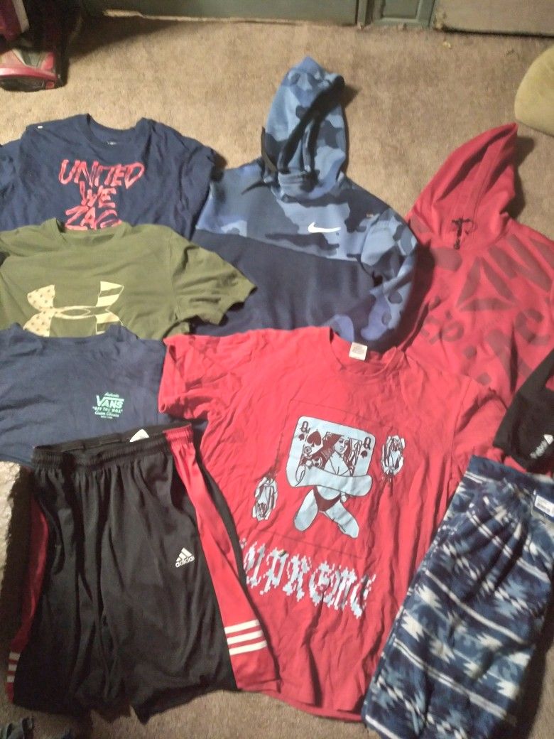 Mens 8 Piece Clothing Bundle Size Med,( Supreme, Nike, Reebok, Vans)