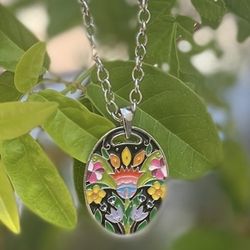 🌷Pretty  1.5” Oval Pendant Necklace on 34” Silver Chunky Chain ~ New!!