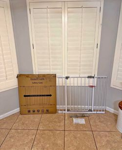 Extra Wide Pet Gate / Safety Gate - Fits Openings 28.9” - 42.1”