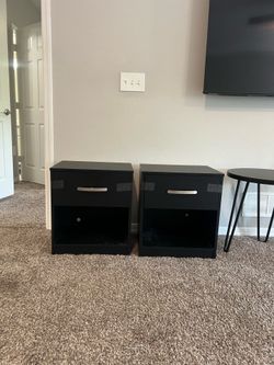 Bedside night tables like new