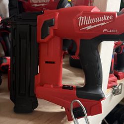 Milwaukee 18ga Brad Nailer 