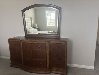 Dresser With Mirror And 2 Matching Nightstands With Lamps
