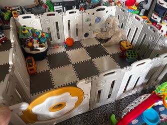 Adjustable baby playpen