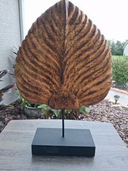 Decorative gold leaf black base