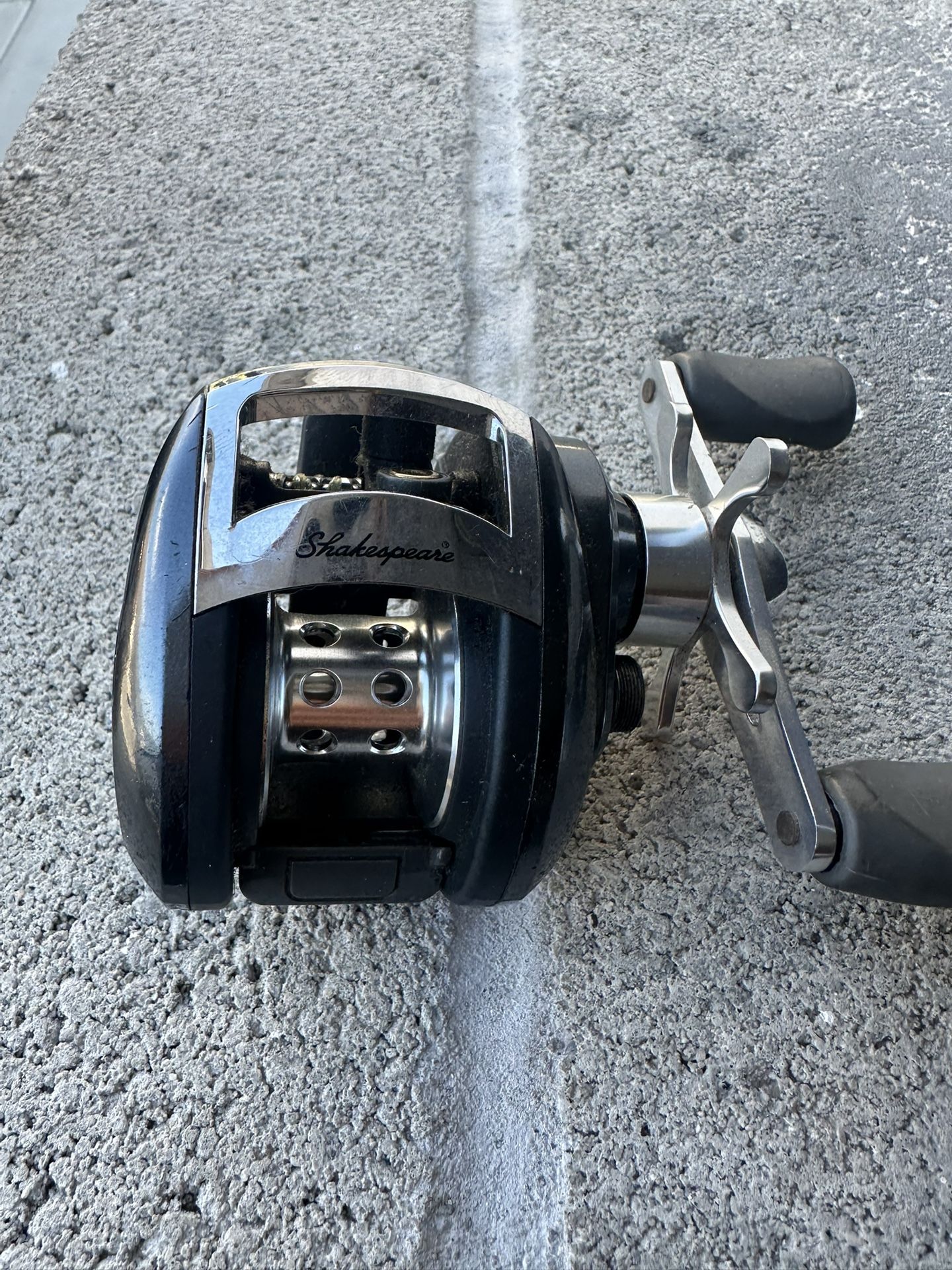 Fishing reel missing cap for brakes