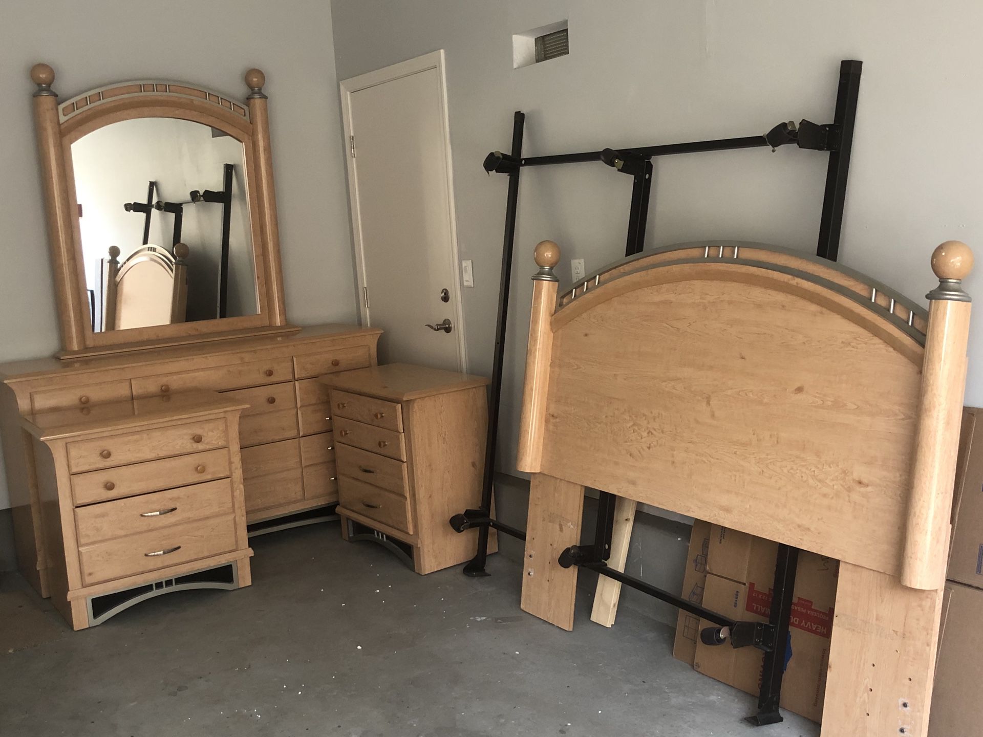 Queen bedroom set (Solid Wood)