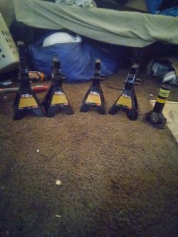 4 2 1/4 Ton BlackJackstands And A Bottle Jack