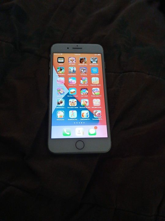 Everything works but it's cracked on the back it's unlocked to any carrier Comes with a case