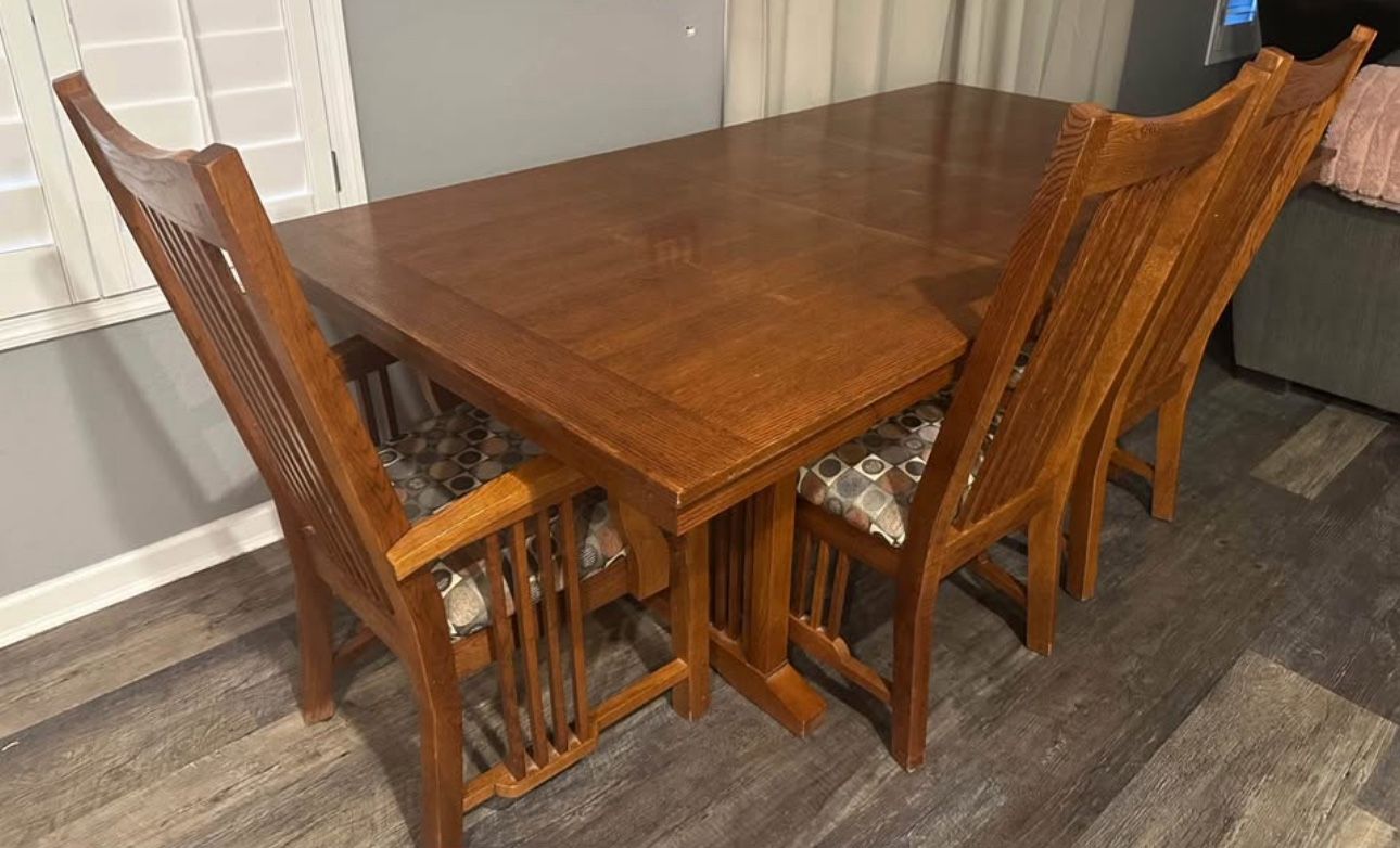 Dining room Table w 6 Chairs