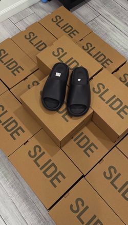 YEEZY SLIDES BEST PRICES & QUALITY ALSO SCANNABLE AS AUTHENTIC
