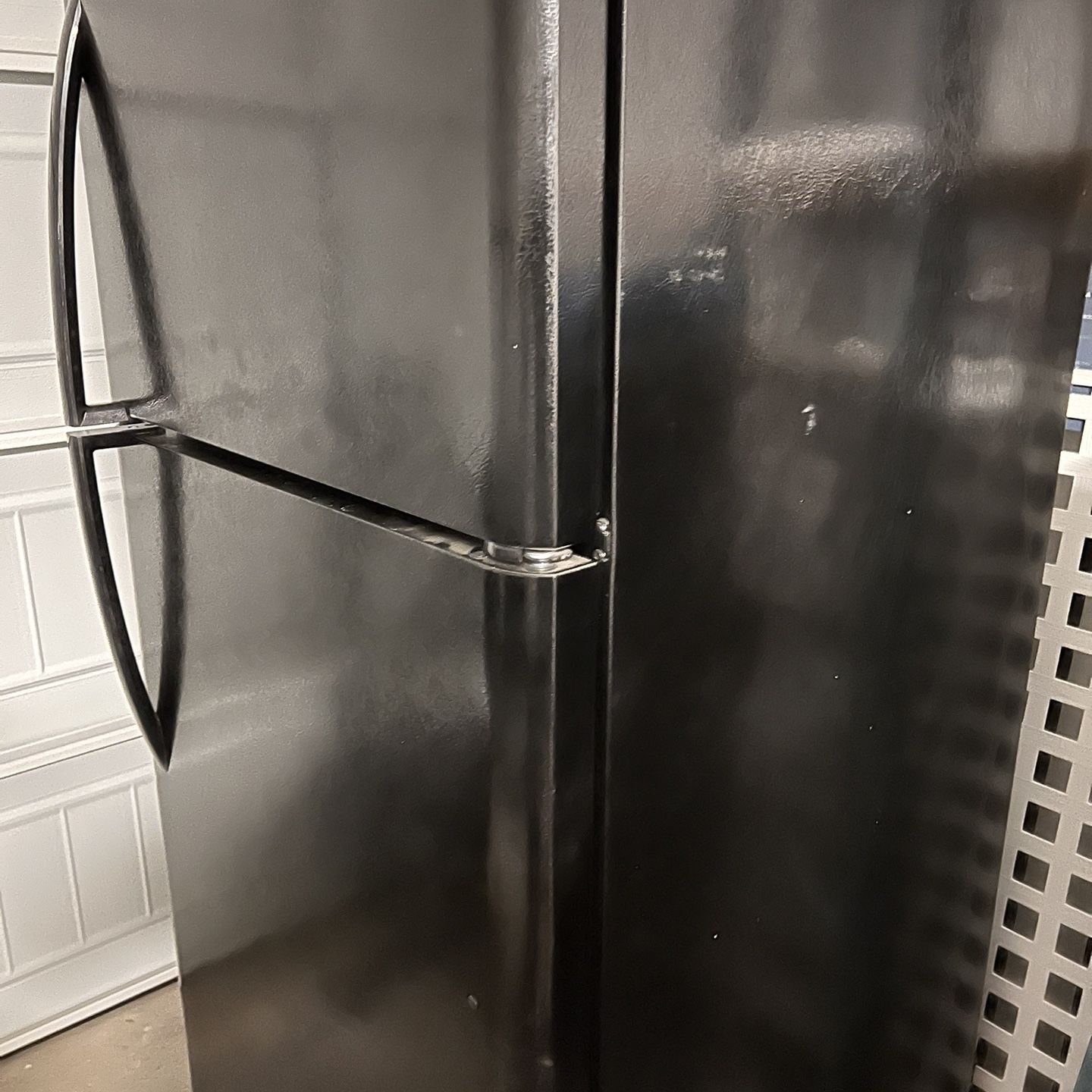 Frigidaire refrigerator W/ Ice Maker