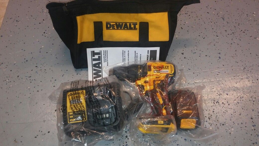 DEWALT DCD777 BRUSHLESS DRILL DRIVER WITH BATTERY AND CHARGER AND BAG NEW 20VOLT.