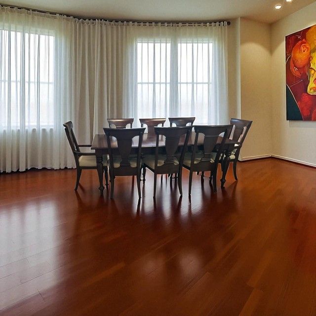 Elegant Dining Table w/ 8 Chairs + Removable Leaf – Solid Wood, Excellent Condition!