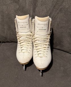CVFSC - Jackson Freestyle Figure Skates, size 2W