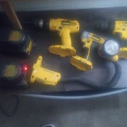 3 Cordless Dewalt Drills, 2 Batteries/ 2 Chargers & Light 