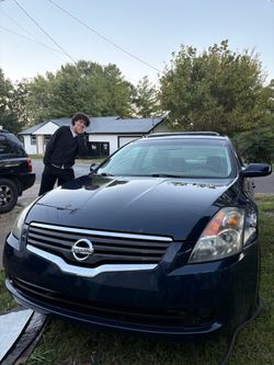 Nissan Altima Sedan – Dark Blue