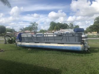 Pontoon boat 24 ft 115 Evenrude