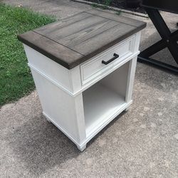 Side Table/Nightstand 