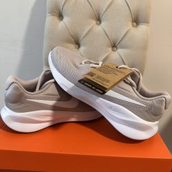 Bran New Nike 7 Revolution 9 Womens 7.5 Mens