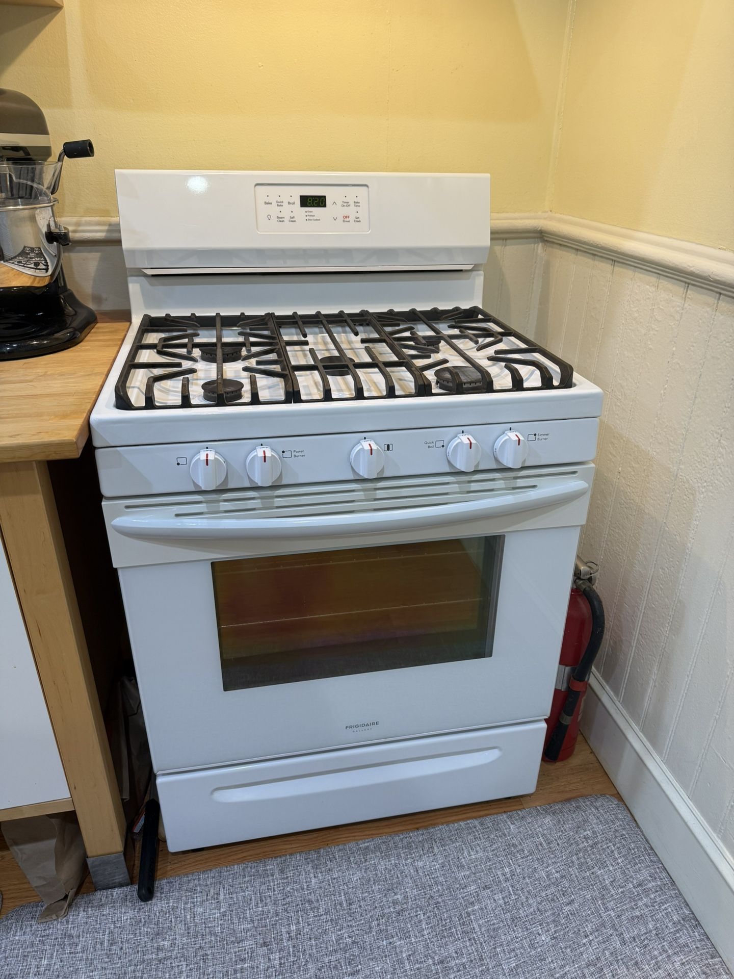 Frigidaire Gallery 30 in. 5.0 cu. ft. Gas Range with Self-Cleaning Convection Oven