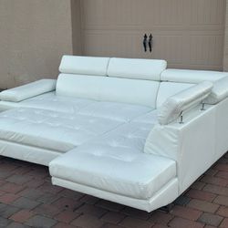 WHITE SECTIONAL COUCH WITH OTTOMAN IN GREAT CONDITION - DELIVERY AVAILABLE 🚚