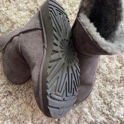 Uggs Boots color gray size 6.0 USA   