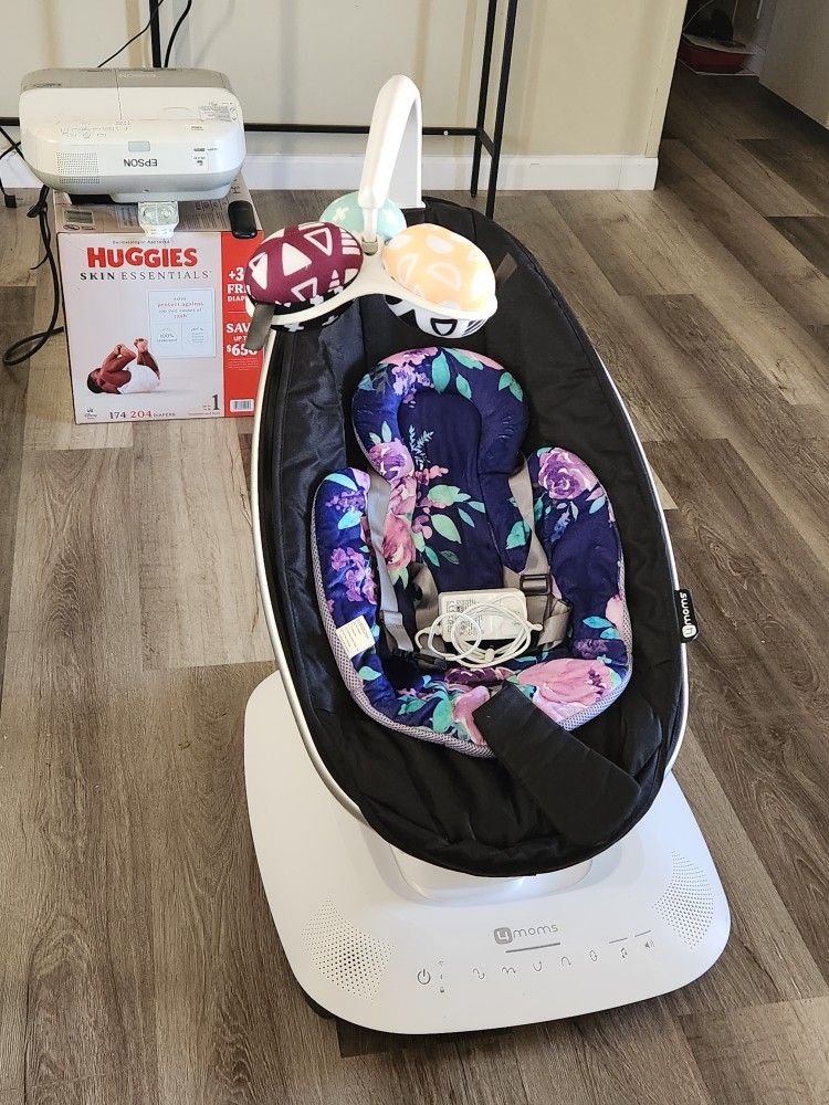 Mamaroo 4Moms (NEVER USED)