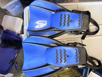 US divers snorkeling fins