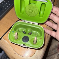 Phonak Audéo Hearing Aids With Charger